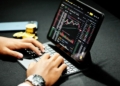 Caída de criptomonedas: El impacto del plan de ventas de bitcoin de Strategy en el mercado de Ether y Doge