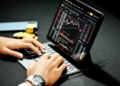 El desplome de las criptomonedas: ¿qué está causando la caída del precio de Ether y Dogecoin?