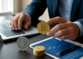 La fuga de capital: ¿Por qué los inversores abandonan los ETF de bitcoin y Ethereum por las acciones tokenizadas?