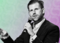 Eric Trump enfrenta un mínimo histórico con American Bitcoin y decide consolidar acciones para mantenerse en el Nasdaq.