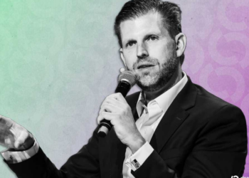 Eric Trump enfrenta un mínimo histórico con American Bitcoin y decide consolidar acciones para mantenerse en el Nasdaq.