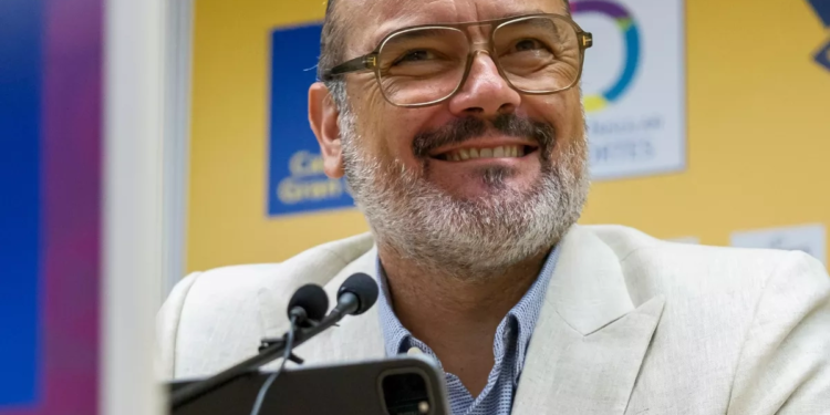El Granca sorprende al anunciar a Solana como nuevo director deportivo y desvela el fichaje de Savignani como entrenador.