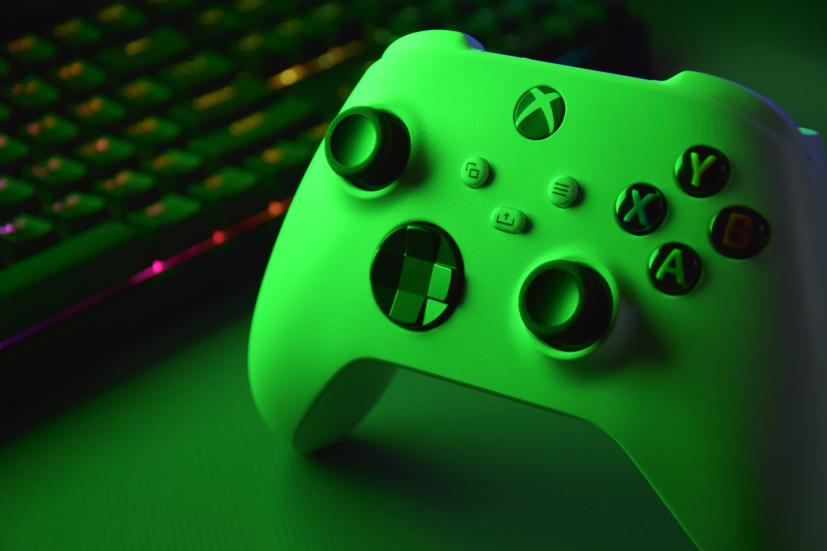 Microsoft toma decisiones drásticas en Xbox: ¿Qué significan 3.200 despidos y la venta de cinco estudios para el futuro de la consola?