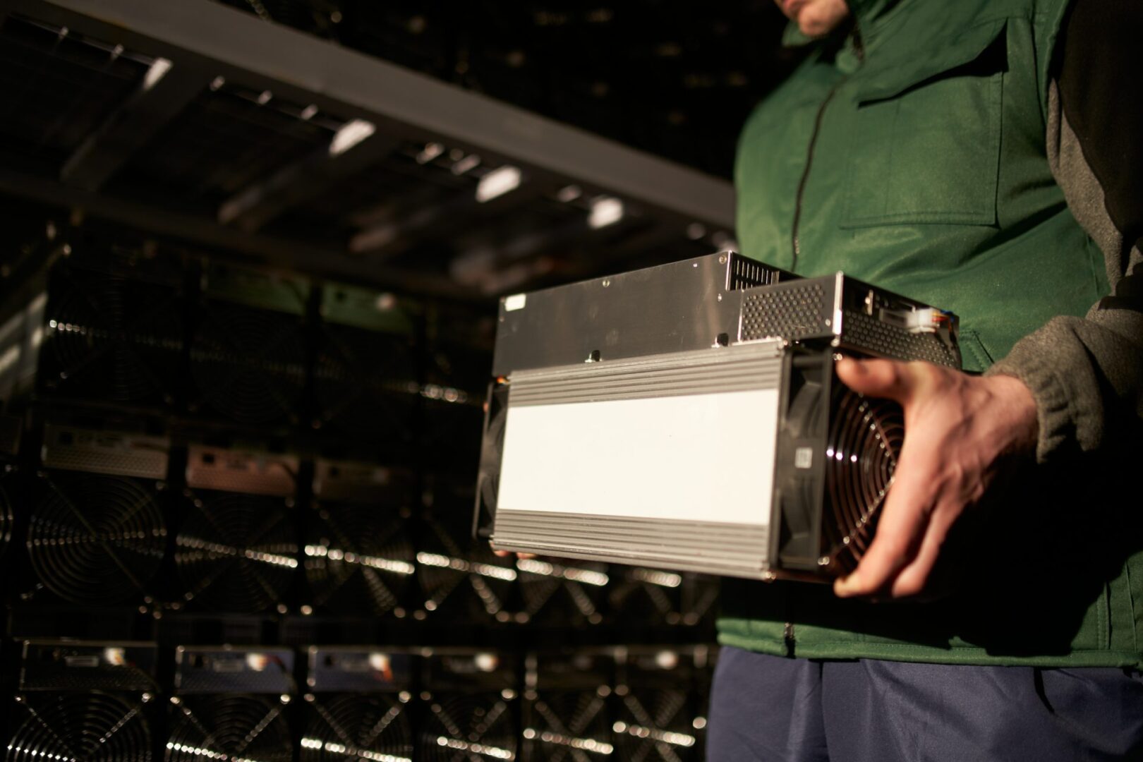 Paraguay alcanza cifras históricas en ingresos por minería de Bitcoin, a pesar de la fuga masiva de mineros.