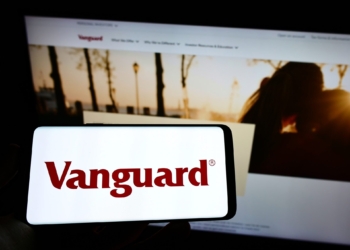 Vanguard, titán de 12 billones, busca líder en criptomonedas: ¿un giro inesperado en su estrategia?