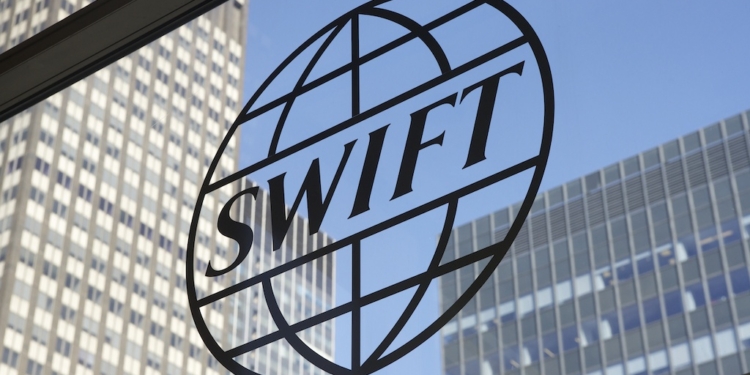 SWIFT revoluciona los pagos: descubre su innovadora red blockchain que nunca se detiene.