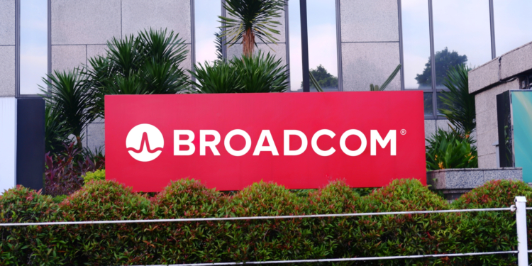 Apple da un paso gigante en su estrategia: ¡30.000 millones para adquirir chips de Broadcom en EE. UU.!