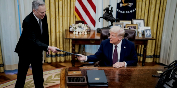 Trump apuesta por el Bitcoin, pero las tensiones en el Gobierno ponen en jaque su ambicioso proyecto. 1 Trump apuesta por el Bitcoin, pero las tensiones en el Gobierno ponen en jaque su ambicioso proyecto.