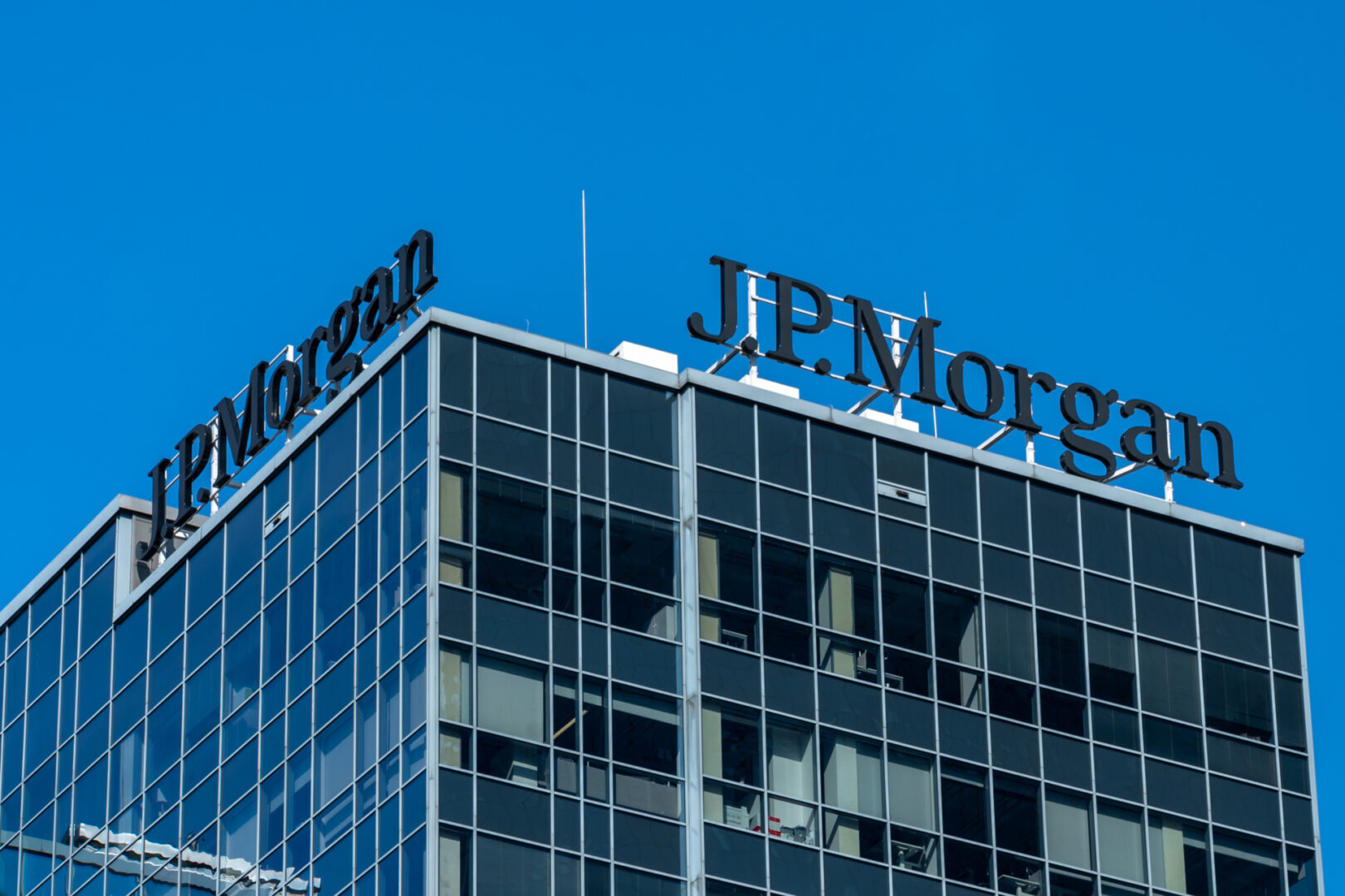 JPMorgan alcanza un sorprendente aumento del 41% en sus beneficios, pero ¿por qué su acción se mantiene estancada?