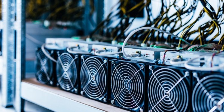 Malasia desmantela una operación masiva de minería de criptomonedas con más de 75.000 equipos confiscados