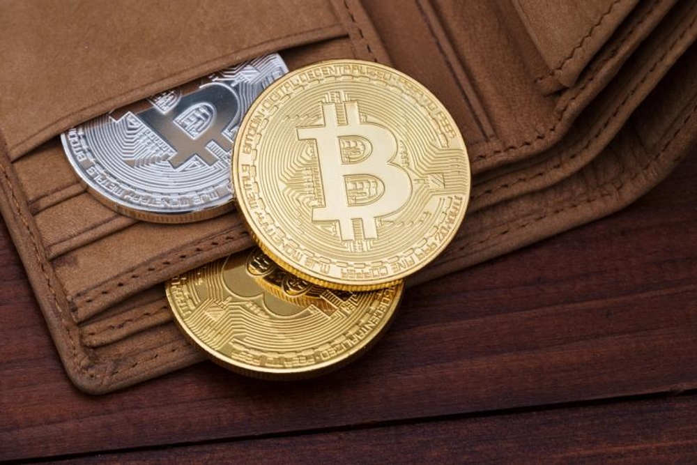 Una antigua cartera de bitcoin despierta del letargo y mueve 383 millones de dólares tras seis años inactiva. 1 Una antigua cartera de bitcoin despierta del letargo y mueve 383 millones de dólares tras seis años inactiva.