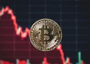 Bitcoin alcanza los 64.000 dólares, pero un experto lanza una advertencia sobre su futuro incierto.