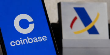 ¿Realmente Coinbase comunica tus movimientos a Hacienda? Descubre lo que necesitas saber para tu declaración.