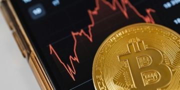 Bitcoin alcanza los $65,000 y Ethereum se une a la fiesta de las criptomonedas.