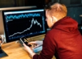 Bitcoin se aferra a los $65,000 mientras las 'Mag 7' enfrentan su jornada más complicada desde 2025.