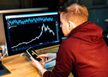 Bitcoin se aferra a los $65,000 mientras las 'Mag 7' enfrentan su jornada más complicada desde 2025.