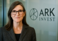 Cathie Wood intensifica su apuesta por BitMine y lanza un ETF de staking en Solana.