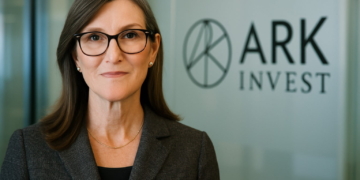 Cathie Wood intensifica su apuesta por BitMine y lanza un ETF de staking en Solana.