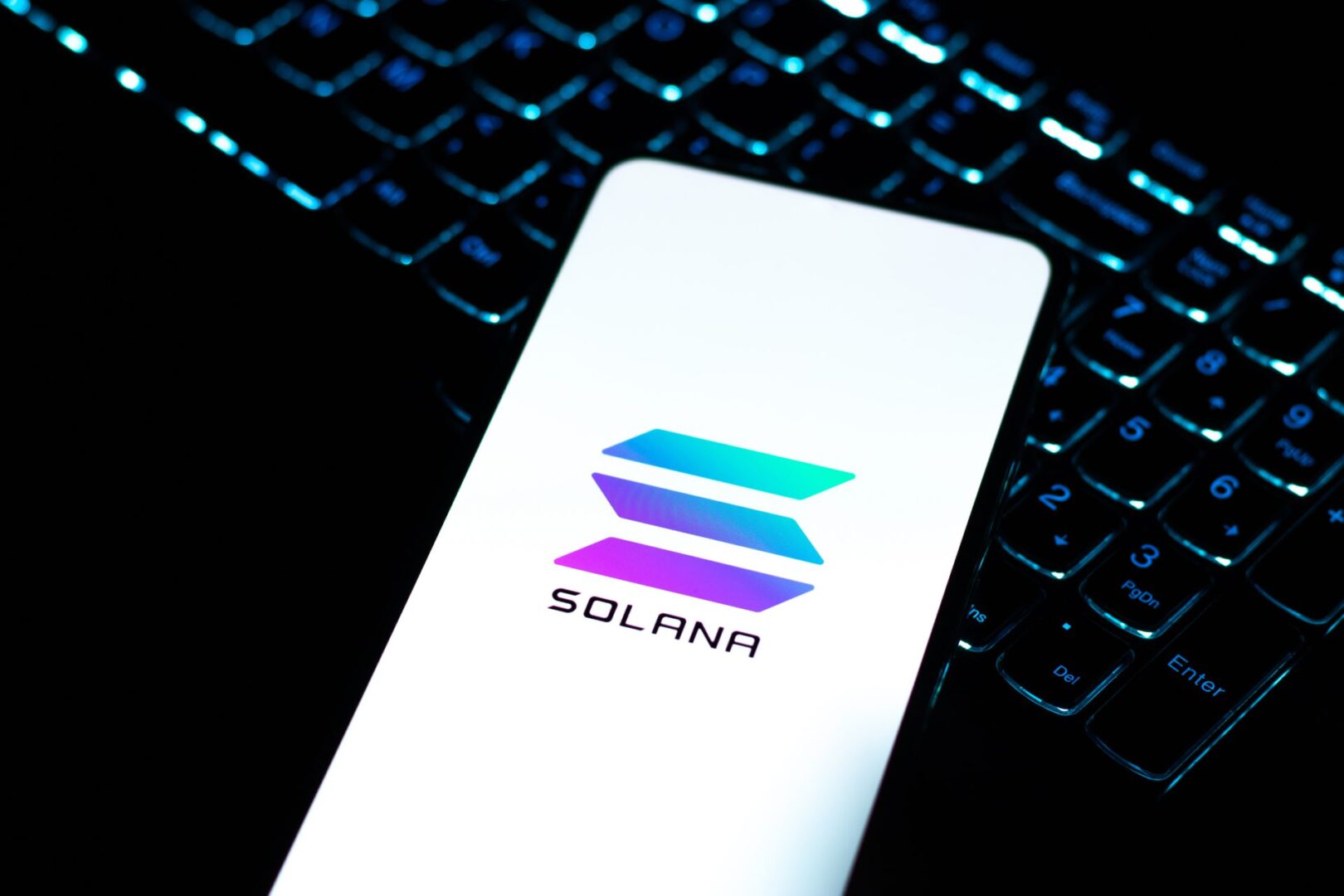 Un alto ejecutivo lanza una alerta: Solana se enfrenta a un desafío crucial frente a Hyperliquid.
