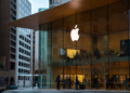 Apple sorprende con resultados financieros, pero el mercado reacciona a la baja en sus acciones. 2 Apple sorprende con resultados financieros, pero el mercado reacciona a la baja en sus acciones.