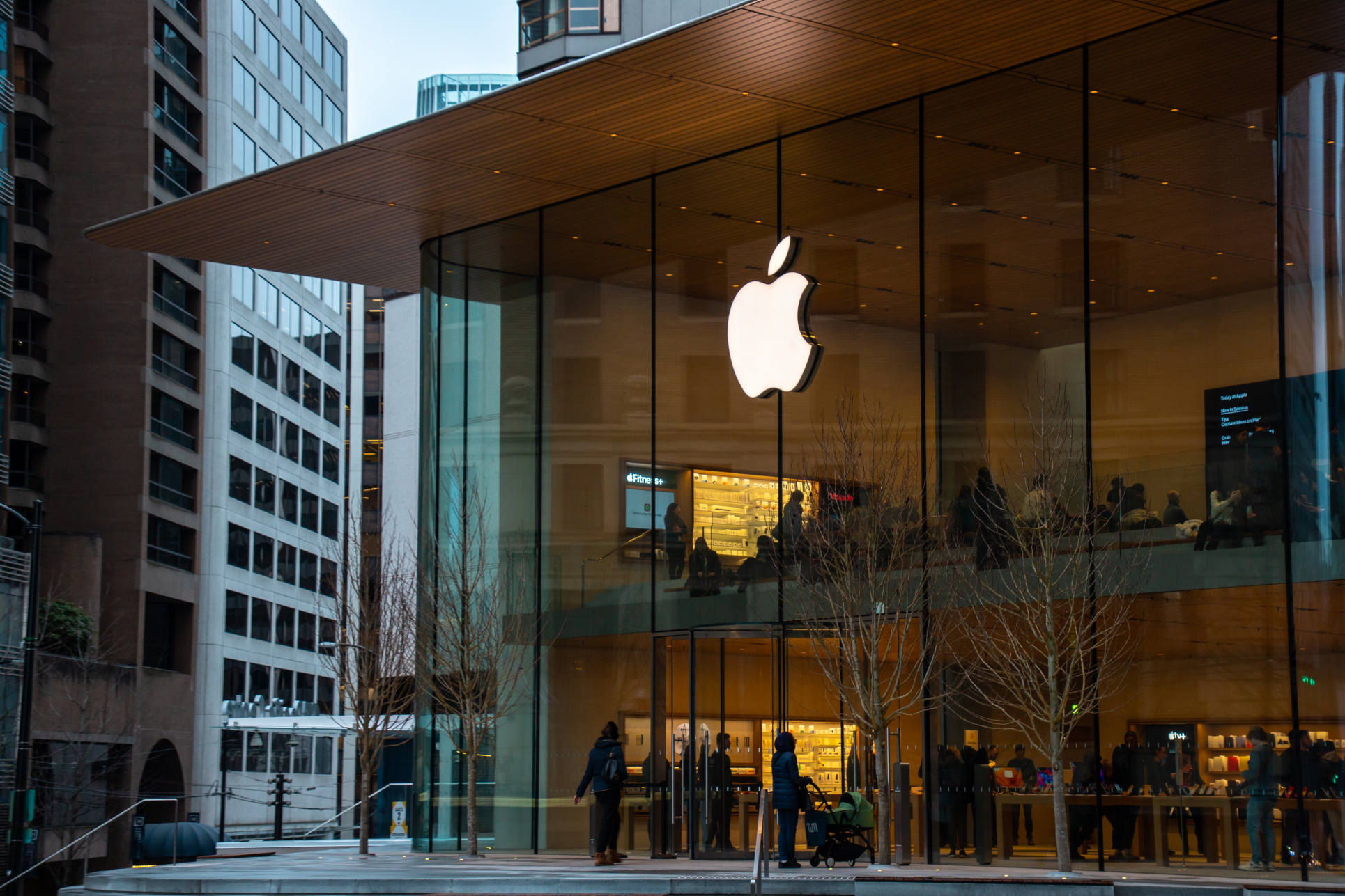 Apple sorprende con resultados financieros, pero el mercado reacciona a la baja en sus acciones. 1 Apple sorprende con resultados financieros, pero el mercado reacciona a la baja en sus acciones.