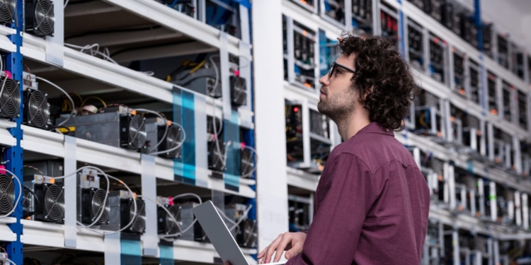 La explosiva subida del 30% en las acciones de IREN: ¿Está la demanda de IA desbordando a la minería de Bitcoin?