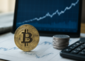 Bitcoin roza los 65.000 dólares impulsado por la incertidumbre en Ormuz y una mejoría en los flujos de ETF.