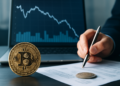 Bitcoin sufre un descenso a 63.300 dólares debido a obstáculos regulatorios inesperados.