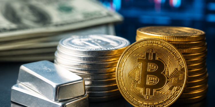 Robert Kiyosaki redobla su apuesta por el oro, la plata y Bitcoin ante la llegada de más dólares “falsos”