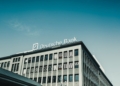 Deutsche Bank sorprende al alza con su nueva proyección para el S&P 500 tras resultados impresionantes.