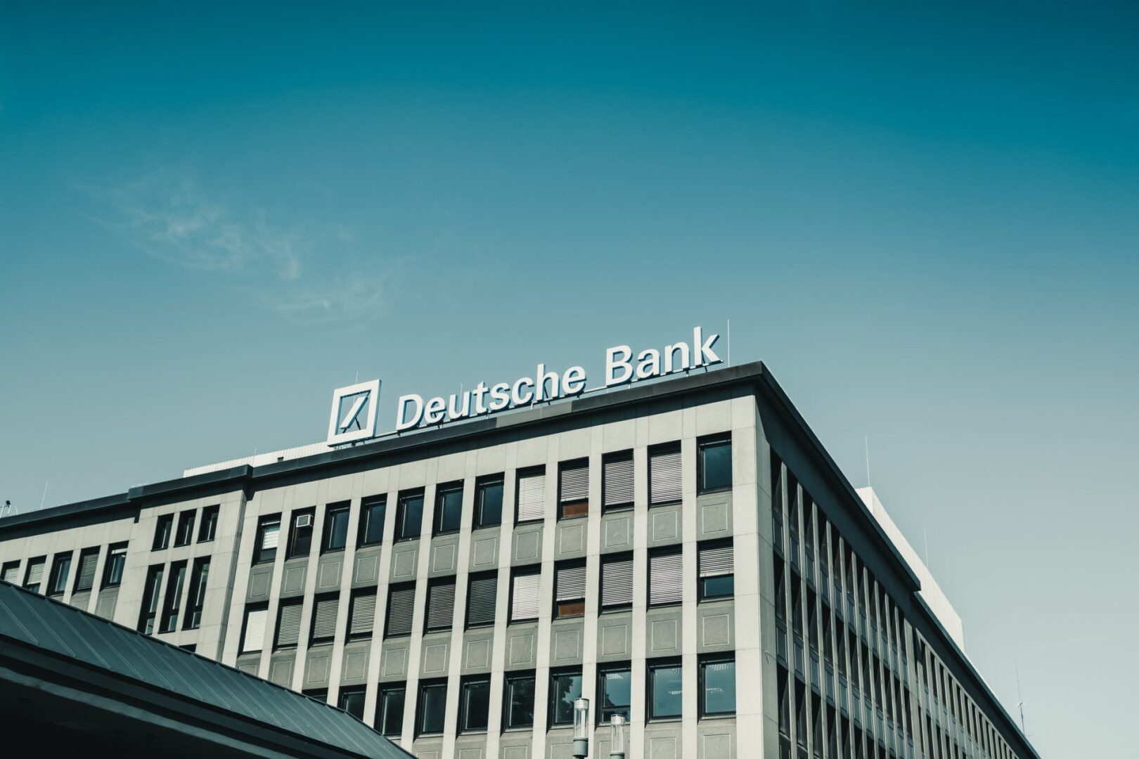 Deutsche Bank sorprende al alza con su nueva proyección para el S&P 500 tras resultados impresionantes.