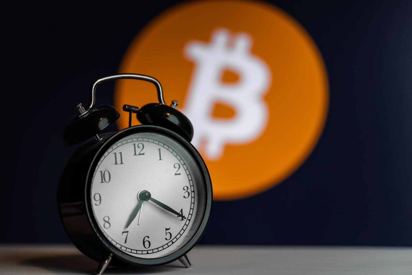 Bitcoin se eleva por la mañana a pesar del aumento en los precios del petróleo