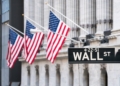 Wall Street avanza impulsado por resultados positivos, pero la amenaza de las tasas de interés persiste.