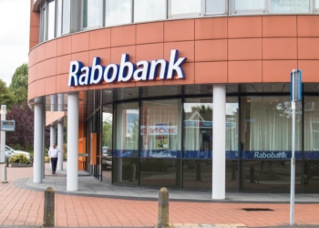 Rabobank destina 2.000 millones de euros a IA, pero un dato inquietante ensombrece su éxito financiero.