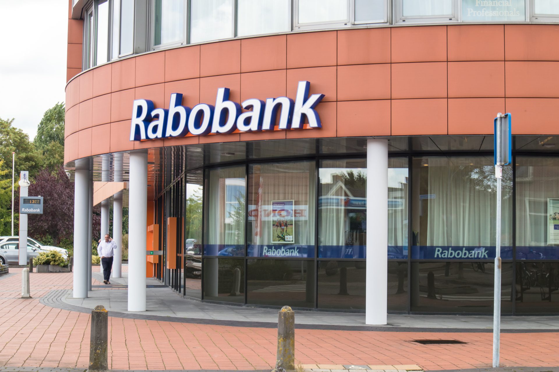 Rabobank destina 2.000 millones de euros a IA, pero un dato inquietante ensombrece su éxito financiero. 1 Rabobank destina 2.000 millones de euros a IA, pero un dato inquietante ensombrece su éxito financiero.