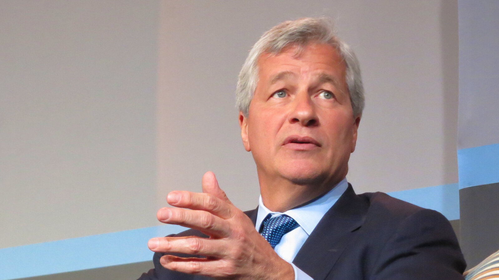Jamie Dimon advierte sobre una peligrosa carga de deuda escondida en los mercados. 1 Jamie Dimon advierte sobre una peligrosa carga de deuda escondida en los mercados.