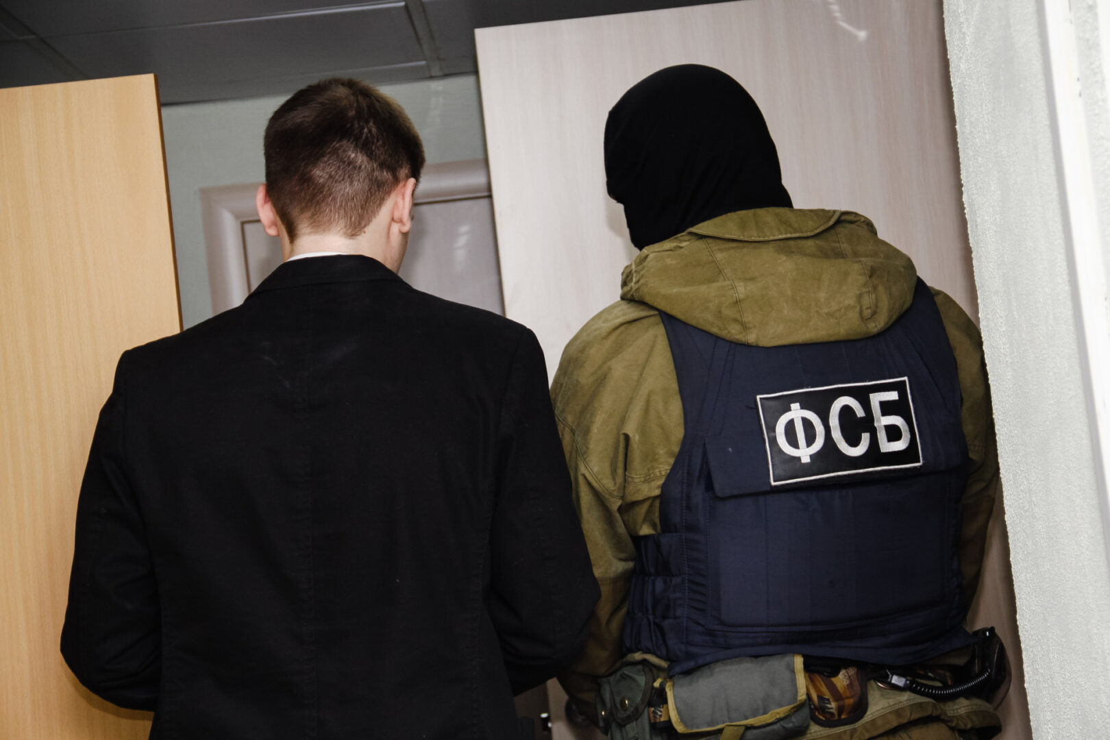 El FSB ruso desmantela una red clandestina de casas de cambio de criptomonedas con decenas de detenidos.