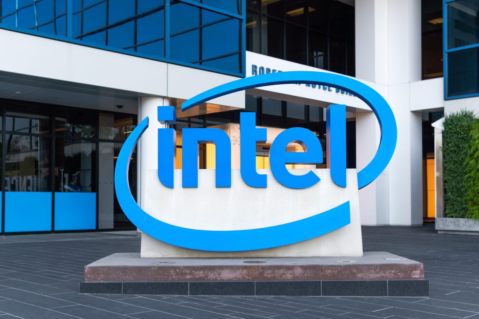Intel asegura 15.000 millones de dólares para surfear la ola de la inteligencia artificial.