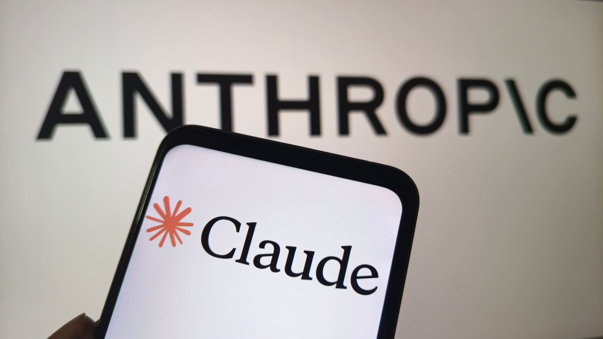Claude introduce una innovadora marca de agua invisible para rastrear textos generados por IA. 1 Claude introduce una innovadora marca de agua invisible para rastrear textos generados por IA.