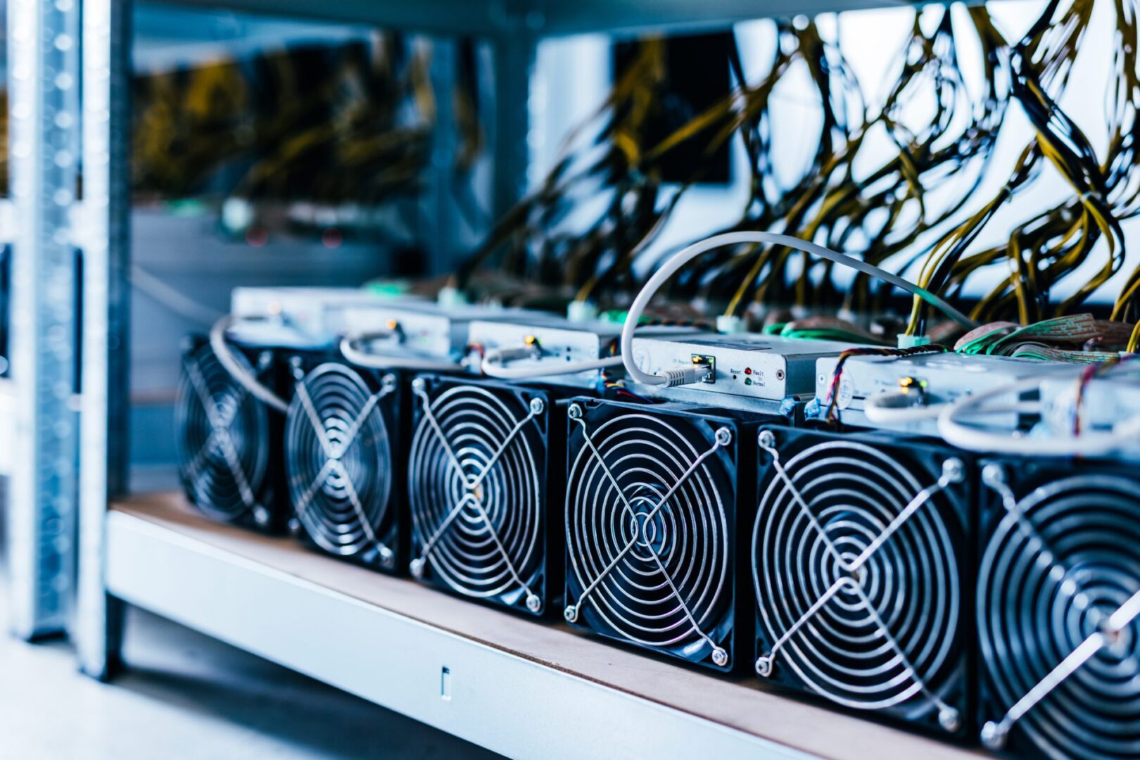 Un gigante de la minería de Bitcoin se reinventa: abandona las criptomonedas para invertir en inteligencia artificial.
