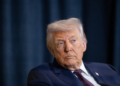 Trump en la mira: acusan de lucrar con el acceso exclusivo a sus publicaciones en Truth Social.