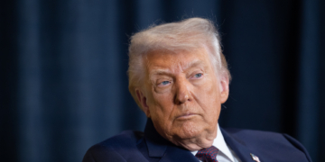 Trump en la mira: acusan de lucrar con el acceso exclusivo a sus publicaciones en Truth Social.