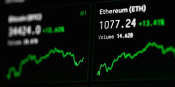 Ethereum lucha por superar los 2.000 dólares mientras las ballenas intensifican su acopio de ETH