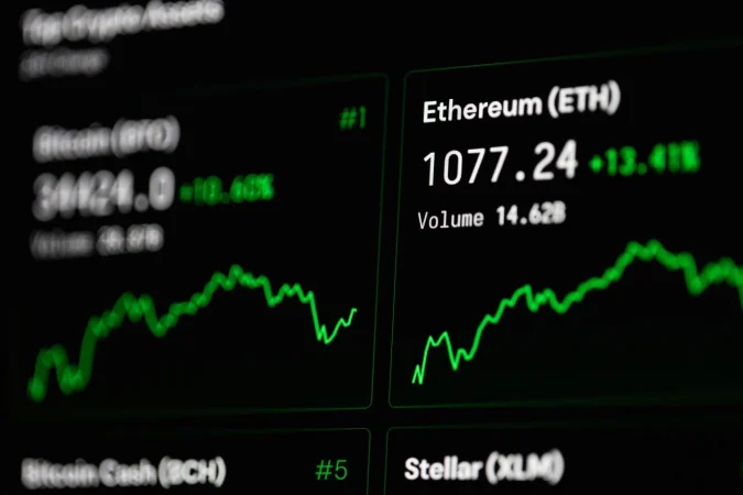 Ethereum lucha por superar los 2.000 dólares mientras las ballenas intensifican su acopio de ETH 1 Ethereum lucha por superar los 2.000 dólares mientras las ballenas intensifican su acopio de ETH