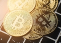 Bitcoin se desploma por debajo de los 65.000 dólares: ¿la venta de ballenas está socavando la fe de los inversores?
