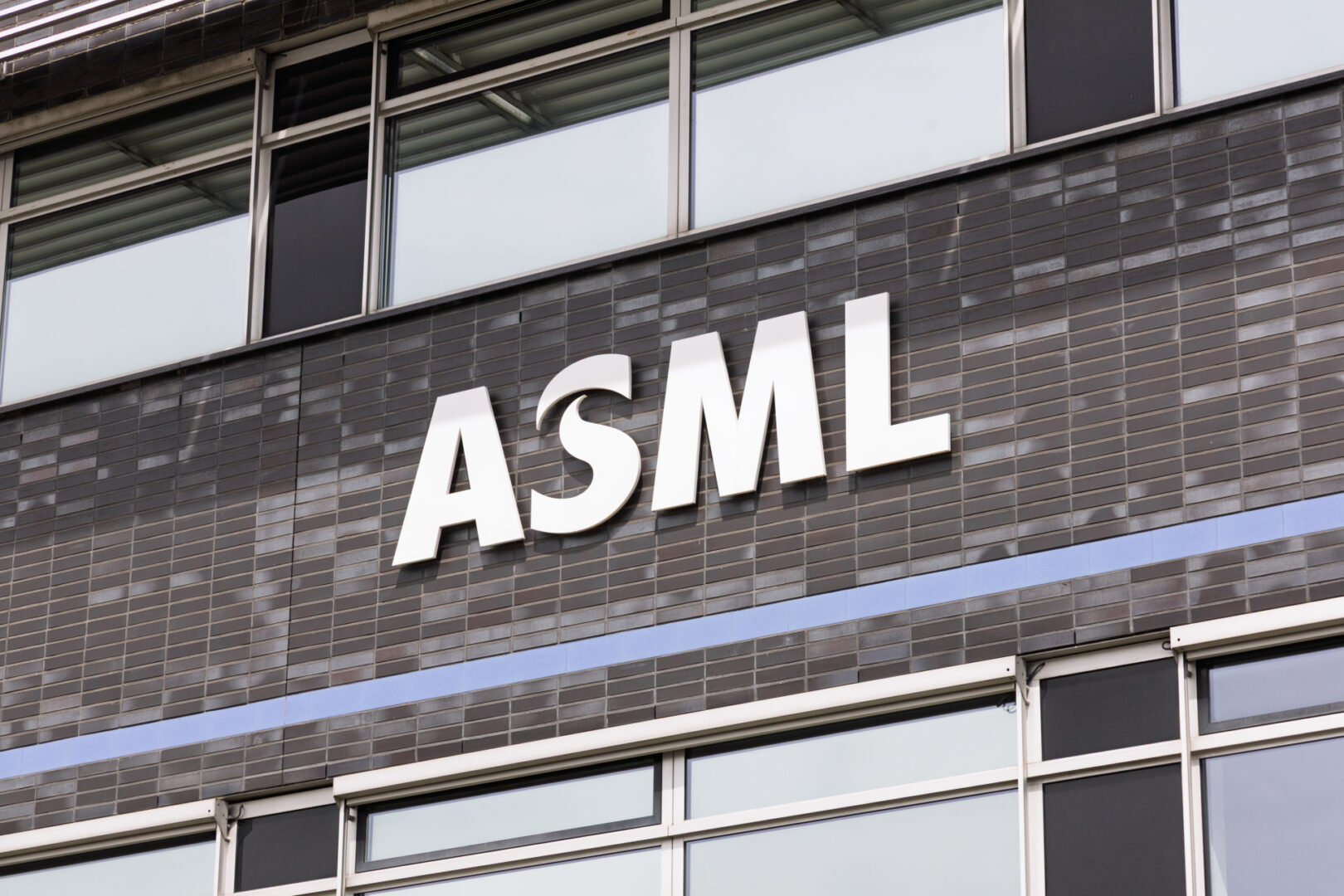 Wall Street revisa al alza sus metas para ASML: la inteligencia artificial transforma el futuro de la litografía.