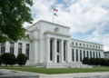 La Fed se prepara para aumentar tipos a pesar de la caída en la inflación: ¿qué estrategia sigue Hammack?