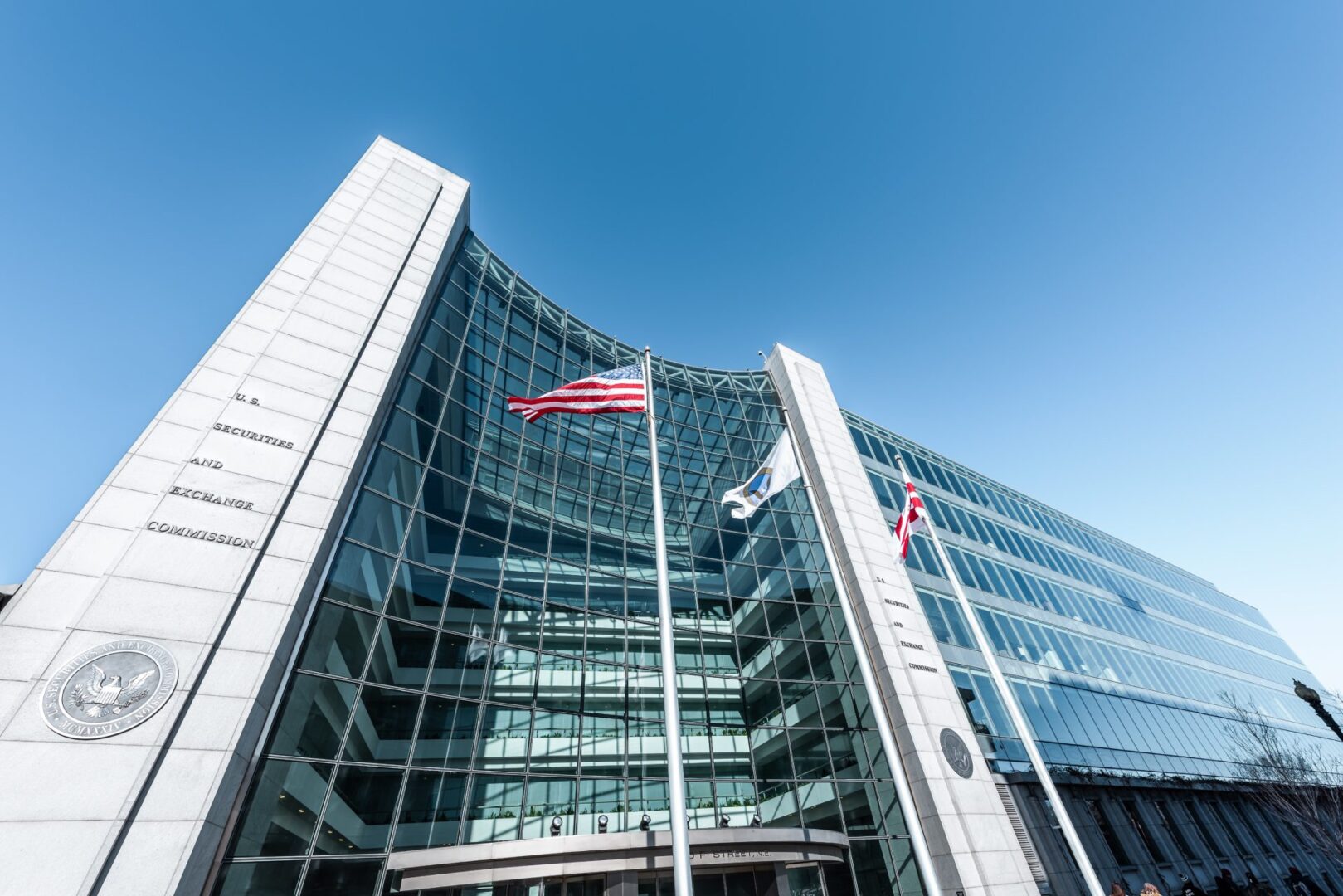 La SEC pospone una reunión crucial: ¿qué significa esto para el futuro de las criptomonedas?