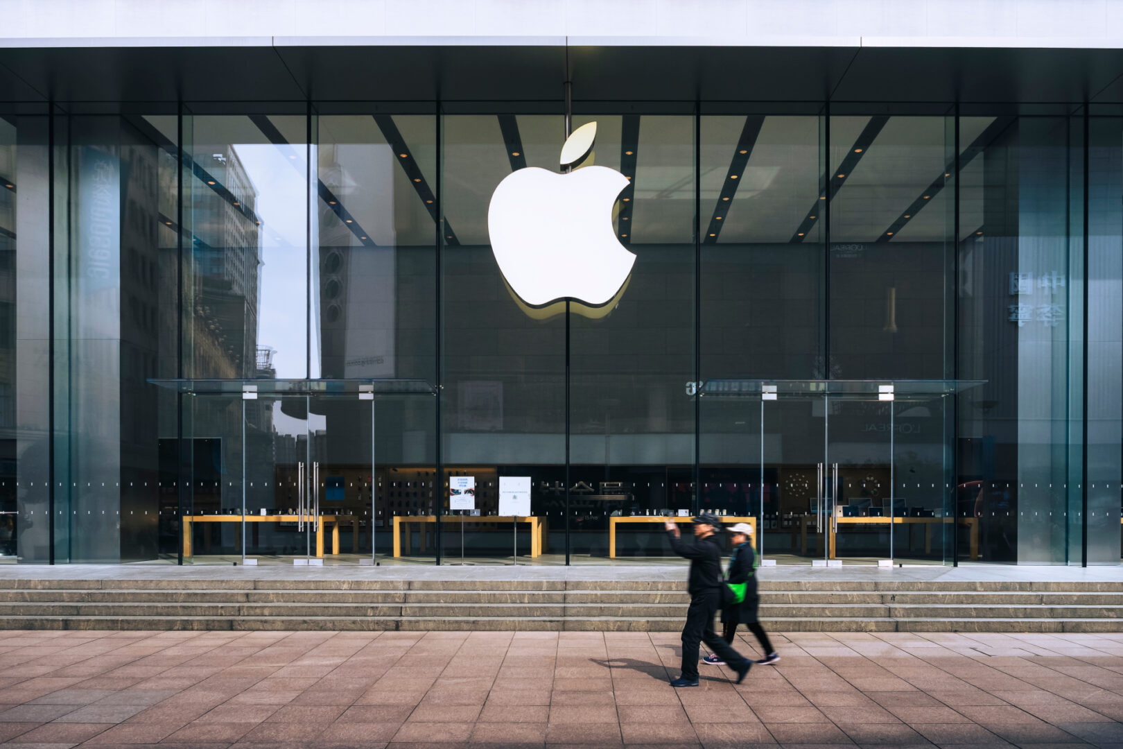 Apple y Alibaba se alían para desarrollar una innovadora inteligencia artificial exclusiva para iPhone en el mercado chino.