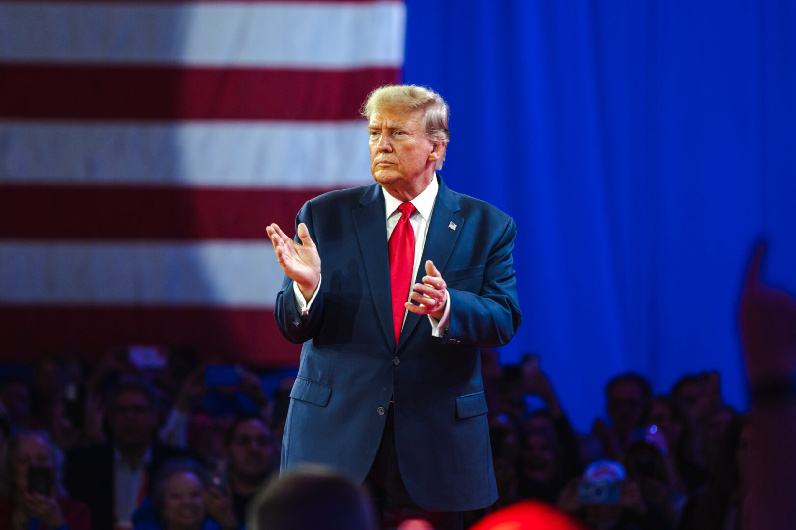 Trump sorprende al convocar a gigantes de las criptomonedas en la Casa Blanca.